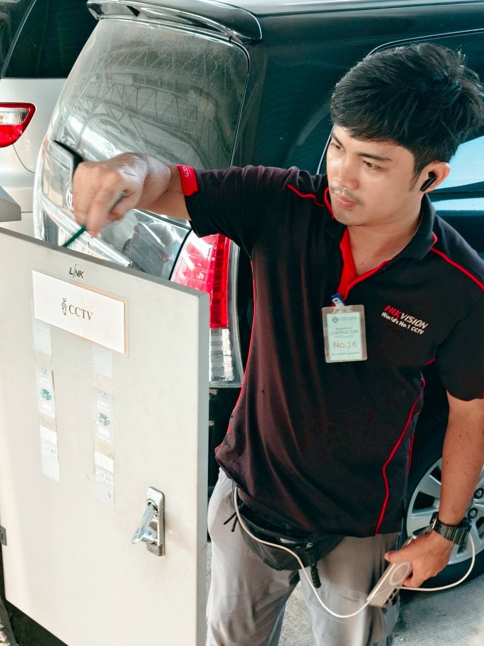 ช่างดูแลระบบไฟเบอร์ที่ตู้ควบคุม