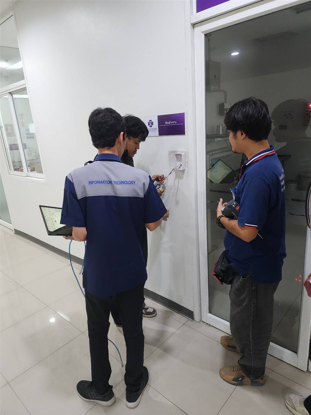 ทีมช่างติดตั้งเครื่องสแกนใบหน้าที่โรงพยาบาล
